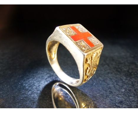 Stamped 925 and gold plated, a St Georges cross ring with Lions