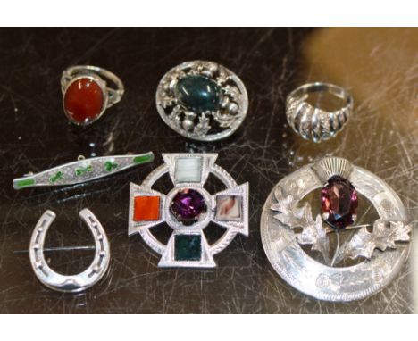 VARIOUS SILVER JEWELLERY INCLUDING AN ENAMEL SHAMROCK BROOCH, HORSE SHOES BROOCH, SCOTTISH AGATE BROOCH ETC     