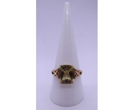 9ct gold stone set ring - Size R 