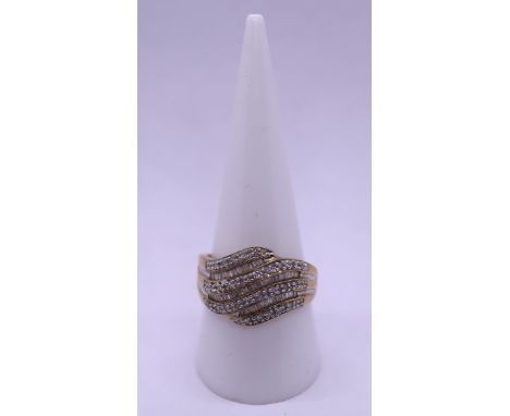 9ct gold diamond set ring - Weight: 4.3g - Size S 