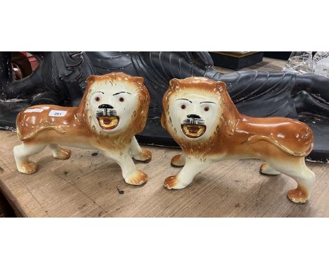 2 large Staffordshire ceramic lions - Approx L: 33cm 