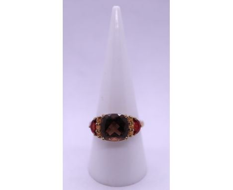 9ct gold stone set ring - Size Q 