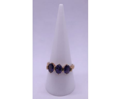 9ct gold stone set ring - Size Q 