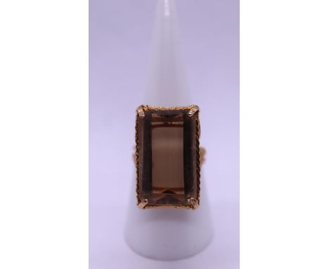 18ct gold stone set ring - Size P 