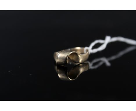 A 9ct gold twisted design ring, size K, weight approx 3g