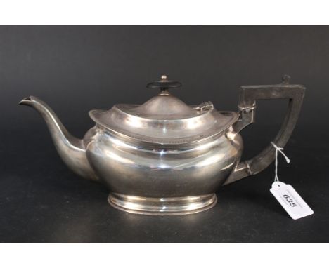 A silver teapot with presentation inscription, hallmarked Sheffield 1919, weight approx 750g