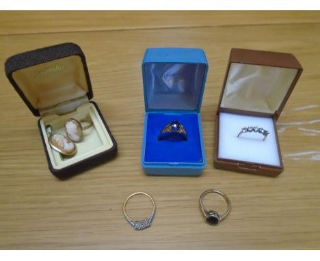 A group of gold rings to include a 9ct gold cameo ring with gilt brass set cameo pendant, 18ct gold and platinum ring set wit