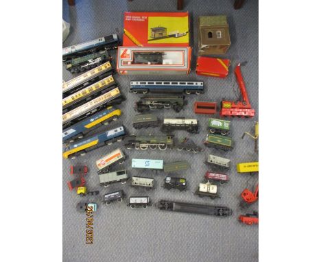 Model railway comprising a Zero 1 Master Controller, two engines, carriages, freight vehicles, cranes, a GWR Signal box, a Li