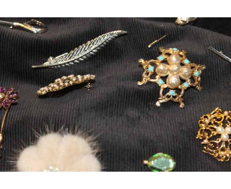 LARGE COLLECTION OF VINTAGE COSTUME JEWELLERY BROOCHES
48 in total, including paste stones, ceramic and fur examples, etc (48