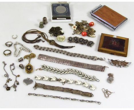 Various jewellery and effects, to include a heavy silver link bracelet 23cm long, 2oz, wrap around bracelet, thimble, cased c