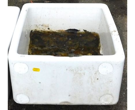 A Belfast sink, 20cm high, 45cm wide, 40cm deep.