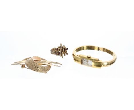 9ct yellow gold abstract design brooch, 7gm, 48mm; 9ct ring, 5.5gm; also a La Leuba Genéve plated lady's bangle watch (3)