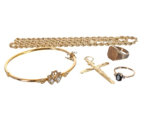 Assorted gold jewellery items to include a 15ct seed pearl bangle, 7.5gm; 9ct rope necklet, 4.6gm; 18k cross pendant, 1.7gm; 