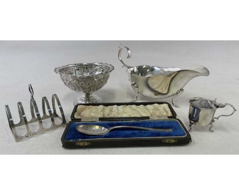 GOLDSMITHS &amp; SILVERSMITHS COMPANY LIMITED; an Edwardian hallmarked silver sauceboat, Birmingham 1907, an Edwardian emboss
