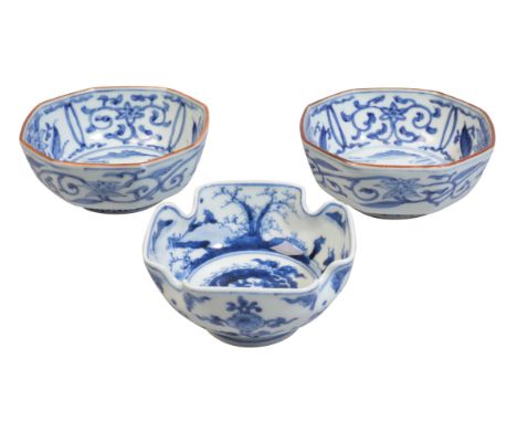 A PAIR OF CHINESE BLUE AND WHITE OCTAGONAL BOWLS Kangxi, both with seal marks to the base, with brown glazed rims, 13cm diame