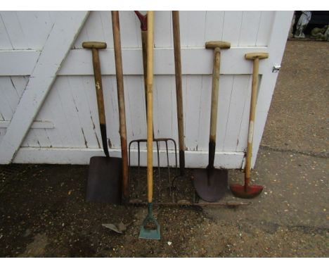 Garden tools to include fork and shovel etc&nbsp;