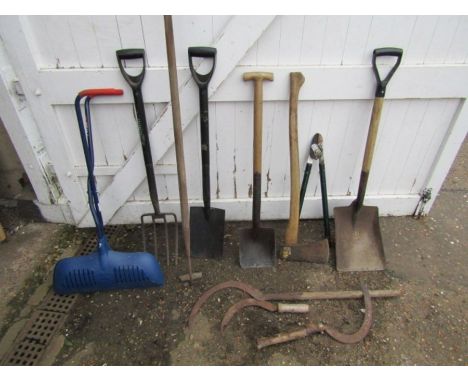 Garden tools to include shovels and fork etc&nbsp;