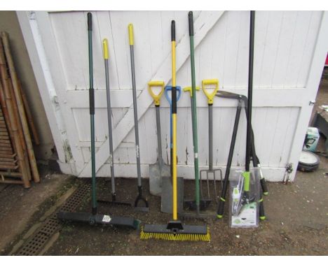 Garden tools to include shovels and fork etc&nbsp;