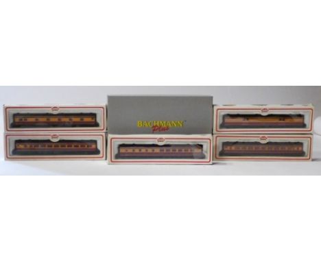 Bachmann HO Gauge Southern Daylight Locomotive and Model Power Southern Daylight Coaches, Southern Pacific black, orange and 