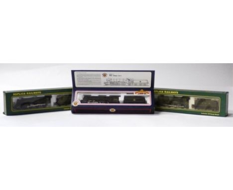 OO Gauge Steam Tender Locomotives by Bachmann and Replica, comprising Bachmann 31-551, 2-6-2 'Green Arrow' no 60800 in lined 