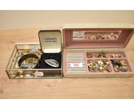 An assortment of costume jewellery, including cufflinks, an agate pendant, bracelets, neck chains and earrings, etc