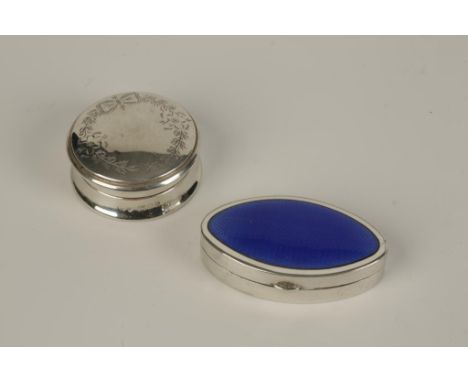 AN EDWARDIAN SILVER AND ENAMEL TRINKET BOX of oval form, the cover decorated in white and blue guilloche enamel, with gilt in