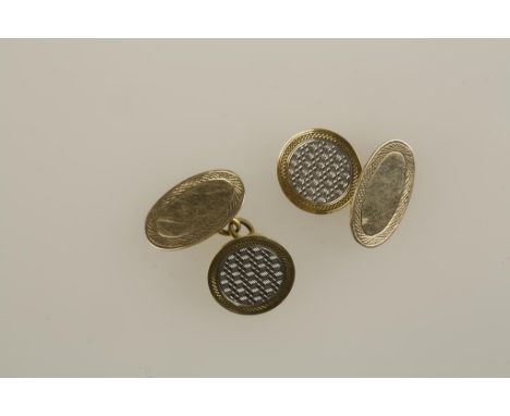 A PAIR OF GENTLEMANS GOLD AND PLATINUM CUFFLINKS, the circular platinum and 18ct fronts with engine-turned decoration, the ov