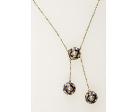 AN UNMARKED YELLOW METAL, ENAMEL AND PEARL NECKLACE, the three circular drops decorated with criss-cross blue enamel and inte