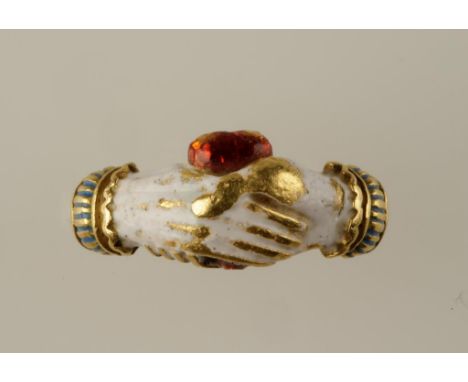 AN ELIZABETHAN GOLD FEDE RING with clasped hands holding a heart highlighted in red, white and blue enamel, the shoulders wit