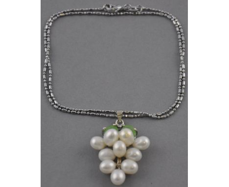 A pearl pendant, in the form of grapes and jade leaves, on a white metal chain, 7.6g.