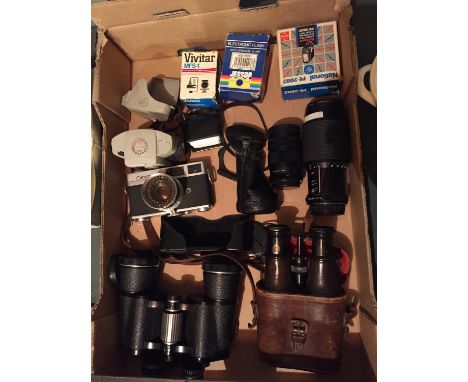 A QUANTITY OF CAMERAS, BINOCULARS AND ACCESSORIES TO INCLUDE A CANON CANONET CAMERA, BOOTS BINOCULARS ETC. 
