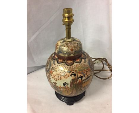 A DECORATIVE ORIENTAL INSPIRED TABLE LAMP 