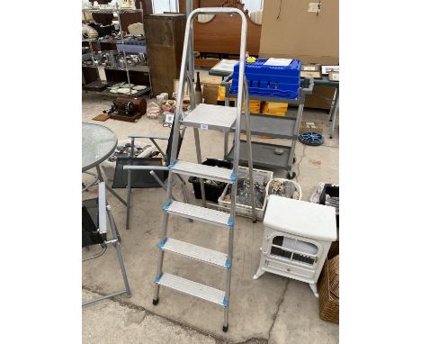 A FOUR RUNG ALLUMINIUM STEP LADDER 