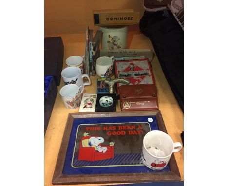 A SELECTION OF ITEMS TO INCLUDE A PEANUTS SNOOPY MIRROR AND MUG AND A WALKING STICK HANDLE 