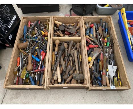 A LARGE QUANTITY OF HAND TOOLS TO INCLUDE SCREW DRIVERS, CHISELS AND HAMMERS ETC 
