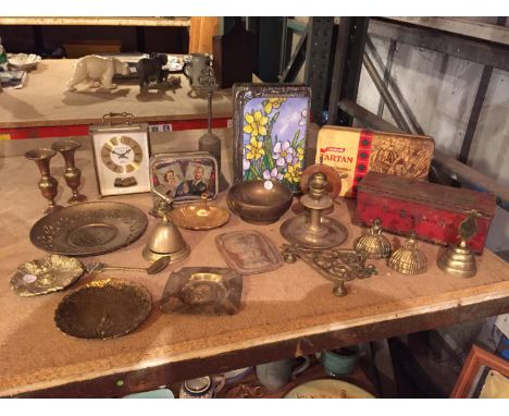 A SELECTION OF BRASS ITEMS, A QUARTZ CARRIAGE CLOCK AND VINTAGE TINS 