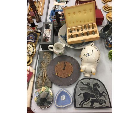 AN ASSORTMENT OF ITEMS TO INCLUDE A CERAMIC PIGGYBANK, A SMALL FLORAL MIRROR AND A BOX OF APTC DRILL BITS 