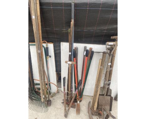 AN ASSORTMENT OF GARDEN TOOLS TO INCLUDE SHEARS AND A HOE ETC 