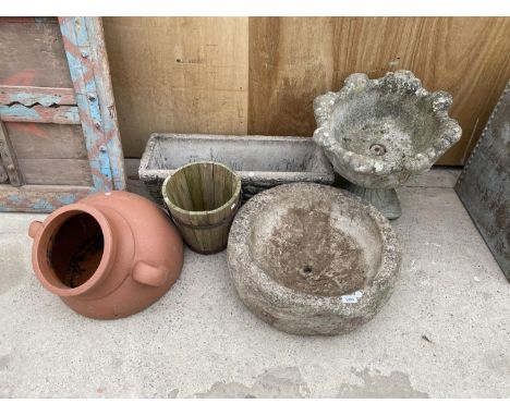 AN ASSORTMENT OF GARDEN PLANTERS TO INCLUDE A STONE EFFECT URN, STONE EFFECT TROUGH ETC 