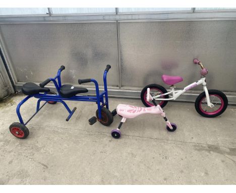 A VINTAGE CHILDRENS TANDEM TRIKE, A SCHWIMM BALANCE BIKE AND A CHILDRENS SCUTTLEBUG 
