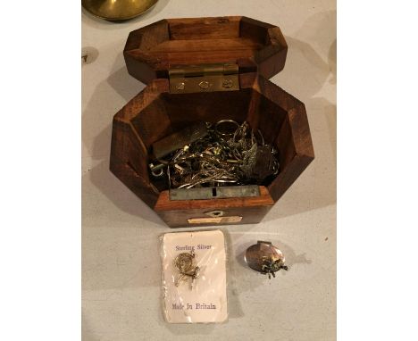 A HEXAGONAL WOODEN TEA CADDY WITH ORNATE BRASS HANDLE INCLUDING A QUANITY OF MIXED COSTUME JEWELLERY 