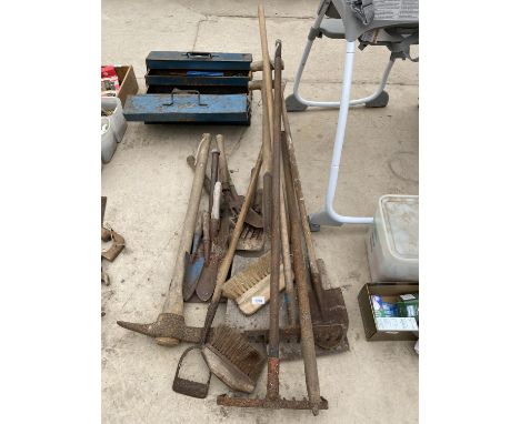 AN ASSORTMENT OF GARDEN TOOLS TO INCLUDE A PICK AXE, CROWBAR AND SHOVELS ETC 