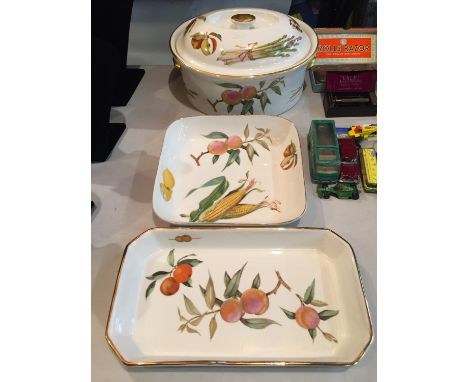THREE PIECES OF ROYAL WORCESTER OVEN TO TABLEWARE TO INCLUDE LIDDED CASSEROLE DISH, TWO VEGETABLE PLATES 