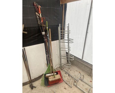 AN ASSORTMENT OF GARDEN TOOLS TO INCLUDE BRUSHES, RAKES AND SHOVELS ETC 