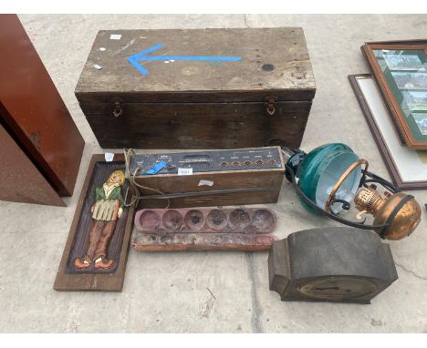 AN ASSORTMENT OF VINTAGE ITEMS TO INCLUDE A MANTLE CLOCK, AN OIL LAMP AND A VINTAGE WOODEN CHEST ETC 
