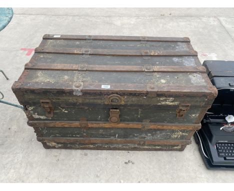 A VINTAGE WOODEN STOARAGE TRUNK WITH WOODEN BANDING AND METAL DETAIL 