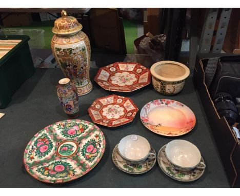 AN ORIENTAL THEMED COLLECTION OF CERAMICS TO INCLUDE A LIDDED JAR, PLATES, CUPS AND SAUCERS ETC. 