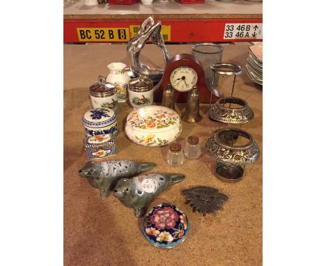 A MIXED GROUP TO INCLUDE AYNSLEY, ROYAL WORCESTER, DEFLT BLUE, CRUET SETS, ELLIS &amp; LLOYD CLOCK ETC. 