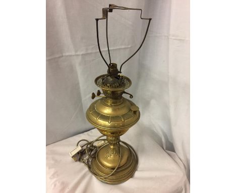 A VINTAGE BRASS TABLE LAMP 