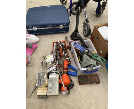 AN ASSORTMENT OF HAND TOOLS TO INCLUDE SOCKETS, SCREW DRIVERS AND SAW ETC 